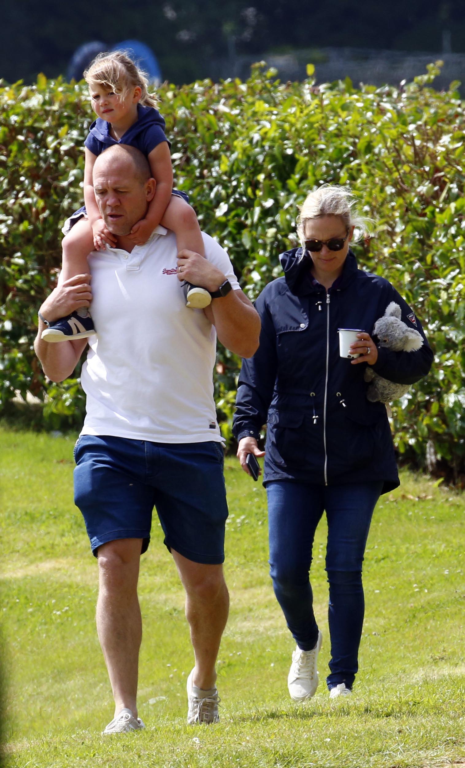 FOTO | Zara Tindall, nepoata reginei Elisabeta a II-a, a născut o fetiță
