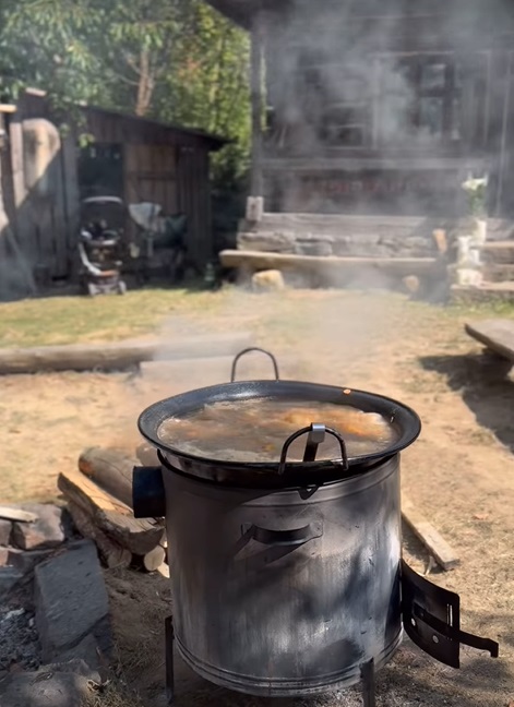 Imagini de la botezul celei de-a patra fetițe a Laurei Cosoi. Evenimentul a avut loc în Maramureș, iar invitații au primit mâncare gătită la ceaun