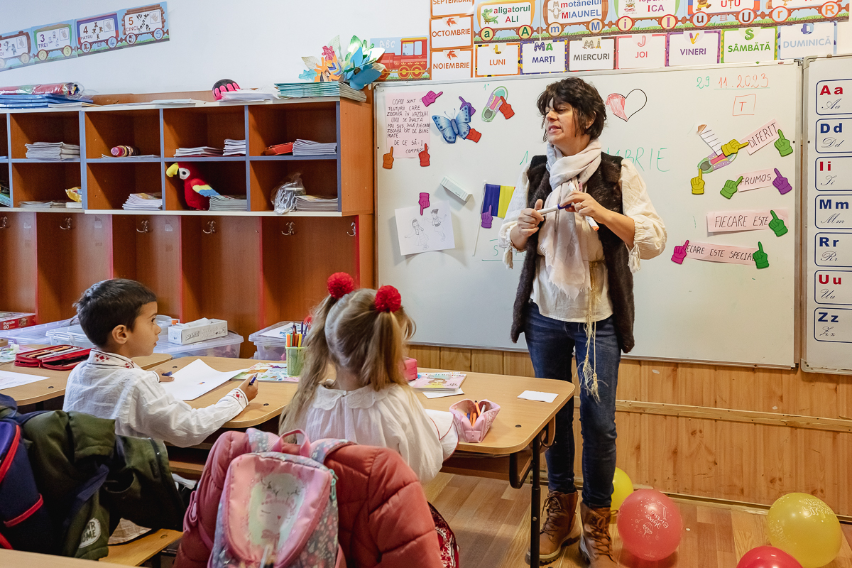 SPERANȚĂ. Într-o școală din Olt, o profesoară îi învață pe copiii cu părinți în străinătate să creadă că tinerii pot reuși și în țară: „Se pot realiza oriunde, numai să găsească oamenii potriviți”