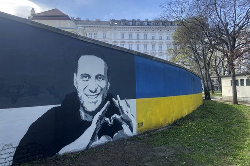 Două portrete uriașe ale lui Aleksei Navalnîi au apărut în Viena, pictate lângă un monument al soldaților sovietici care au cucerit orașul | FOTO