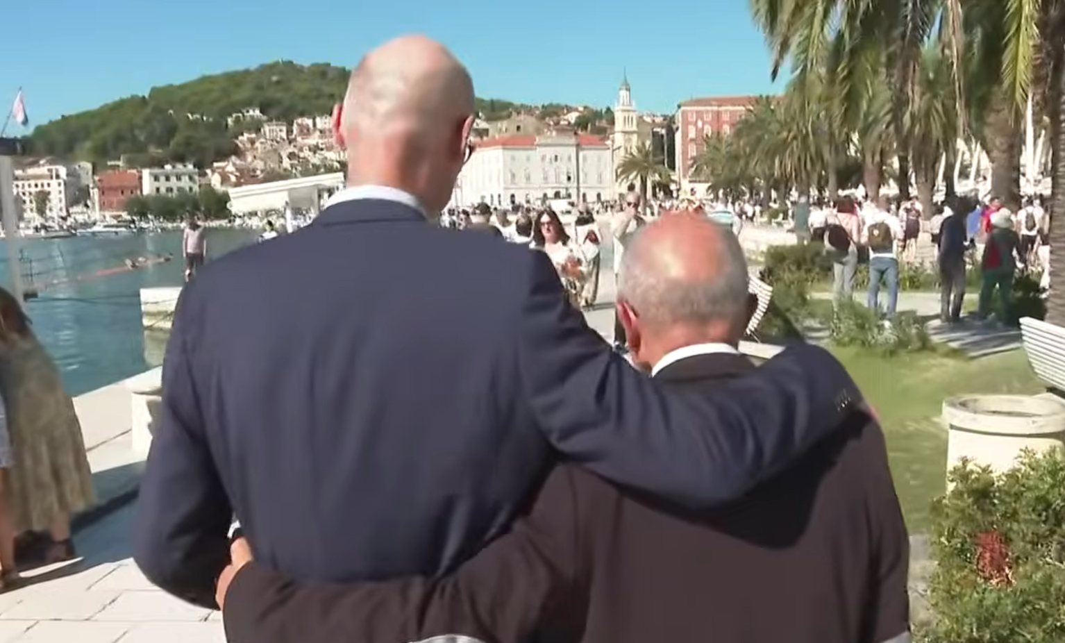 Bio je plav i bez pulsa, umirao mu je pred očima, ali slučajni prolaznik nije odustajao 45 minuta! Onda se dogodilo čudo (VIDEO)
