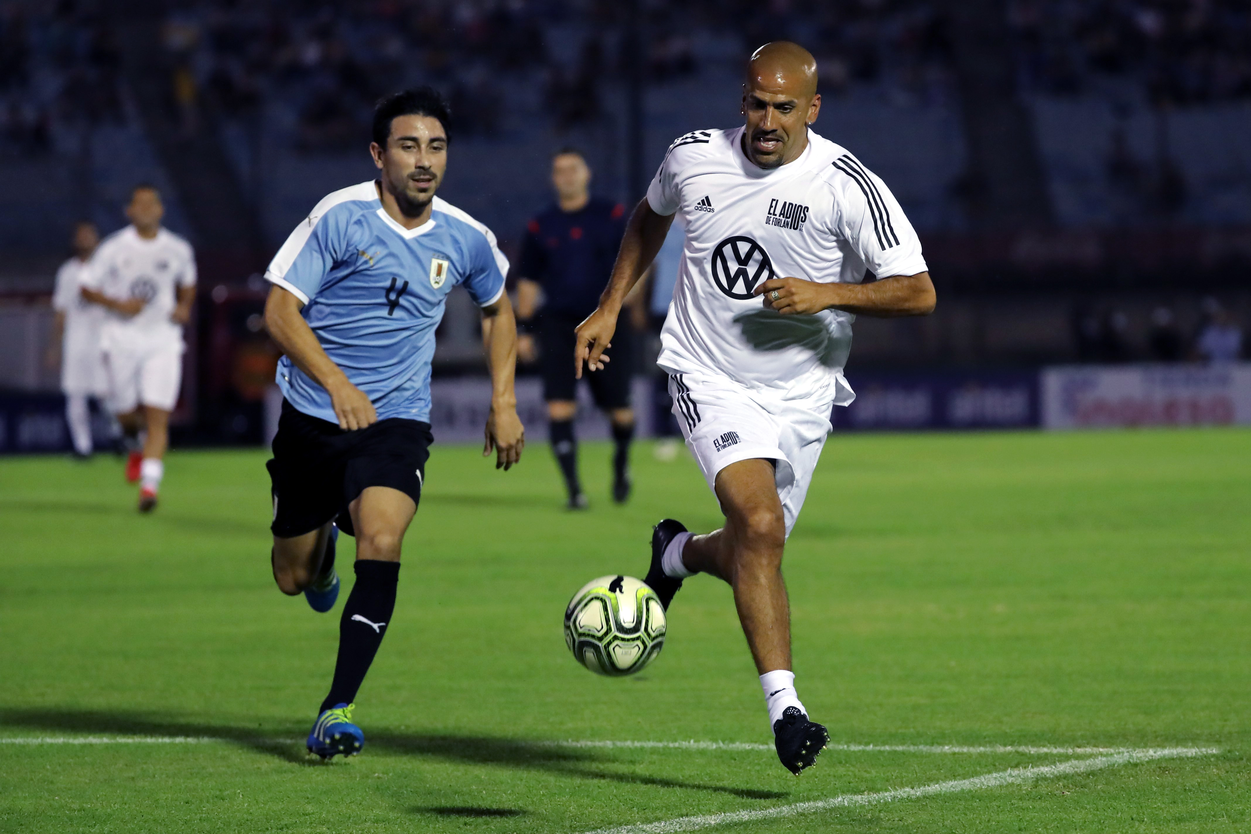 Show total la retragerea lui Diego Forlan, cel mai bun fotbalist de la CM 2010. Luis Suarez a fost portar!