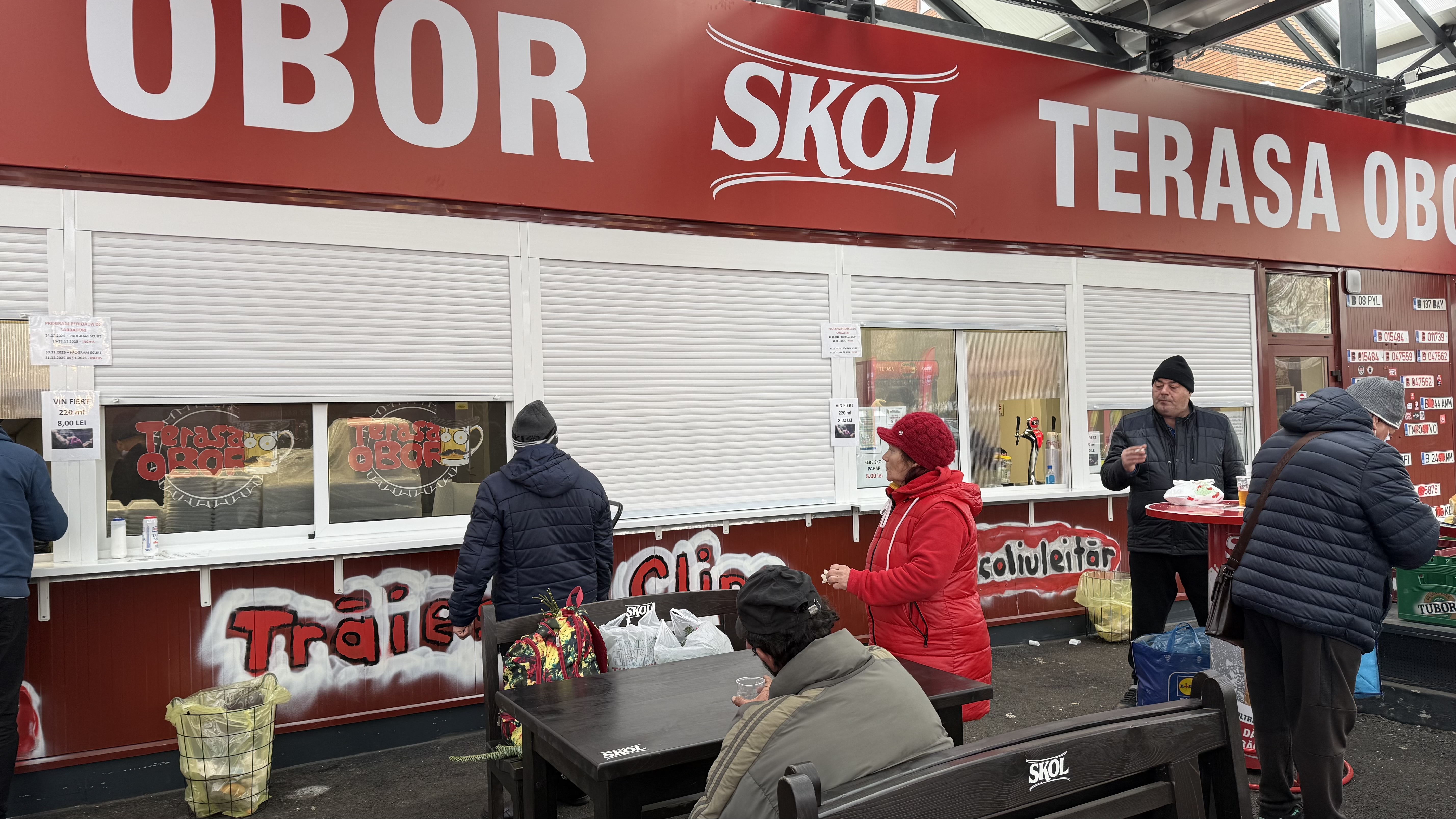 Terasa Obor și-a schimbat locația, dar cozile sunt la fel de mari. Cât costă un mic cu muștar în cea mai cunoscută piață din București