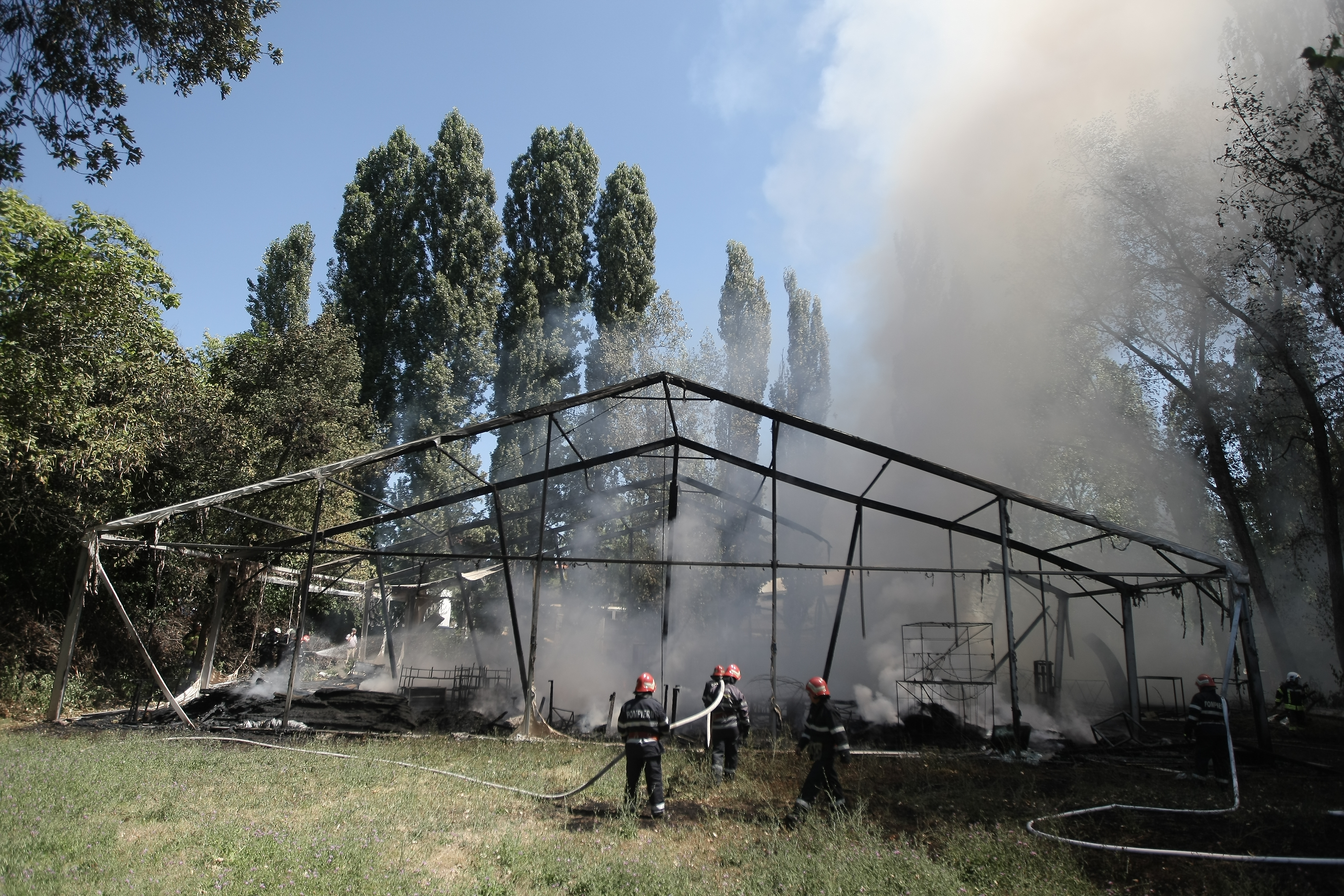 FOTO/VIDEO | Incendiu lângă un mare centru de agrement din Capitală!