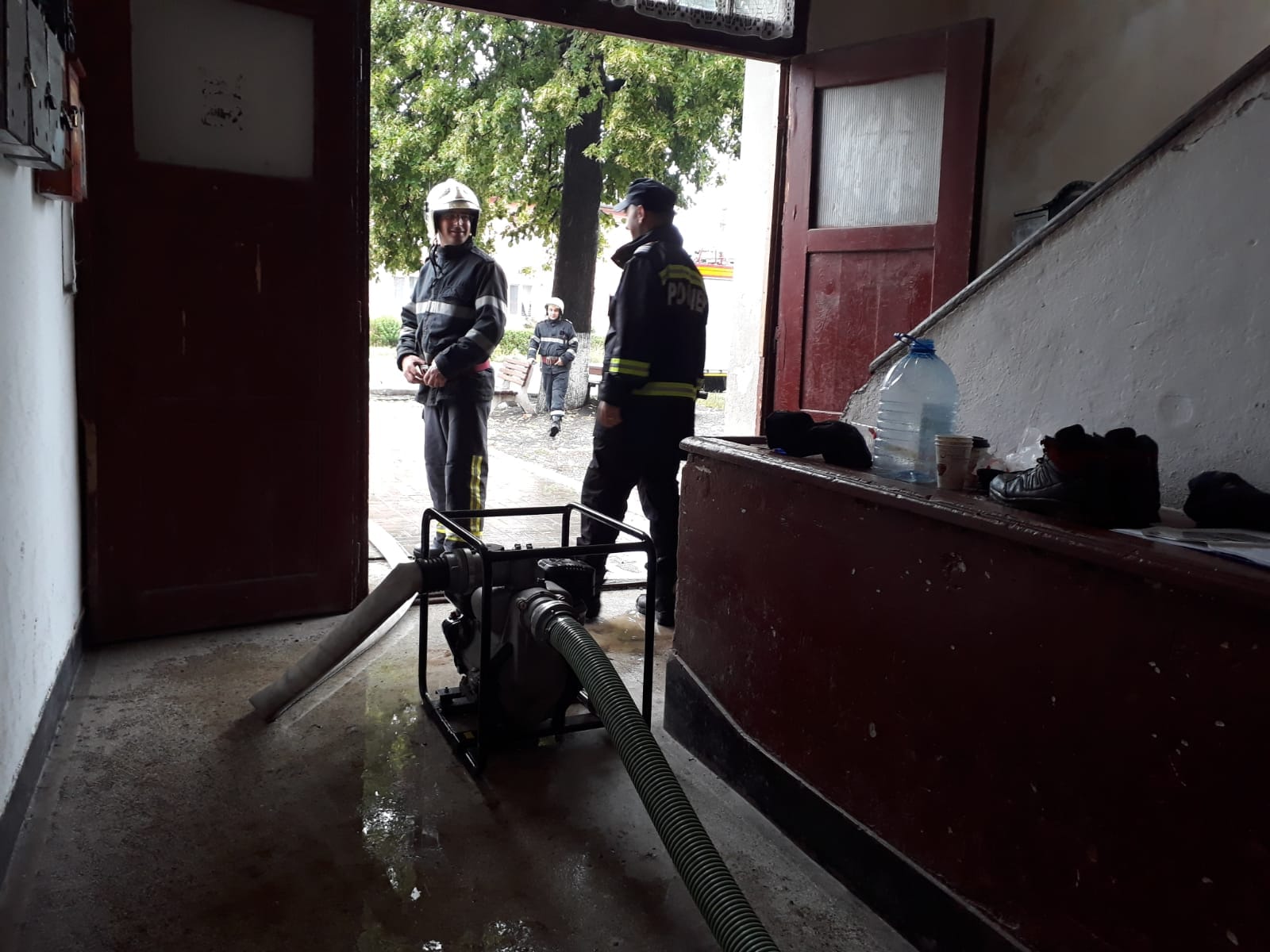 Unsprezece apartamente ale unui bloc din Bod, judeţul Braşov, au fost inundate/ VIDEO&GALERIE FOTO