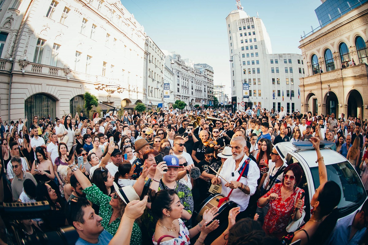 Cum a apărut Damian Drăghici cu trupa sa pe Calea Victoriei din București. Oameni de toate vârstele au dansat pe stradă