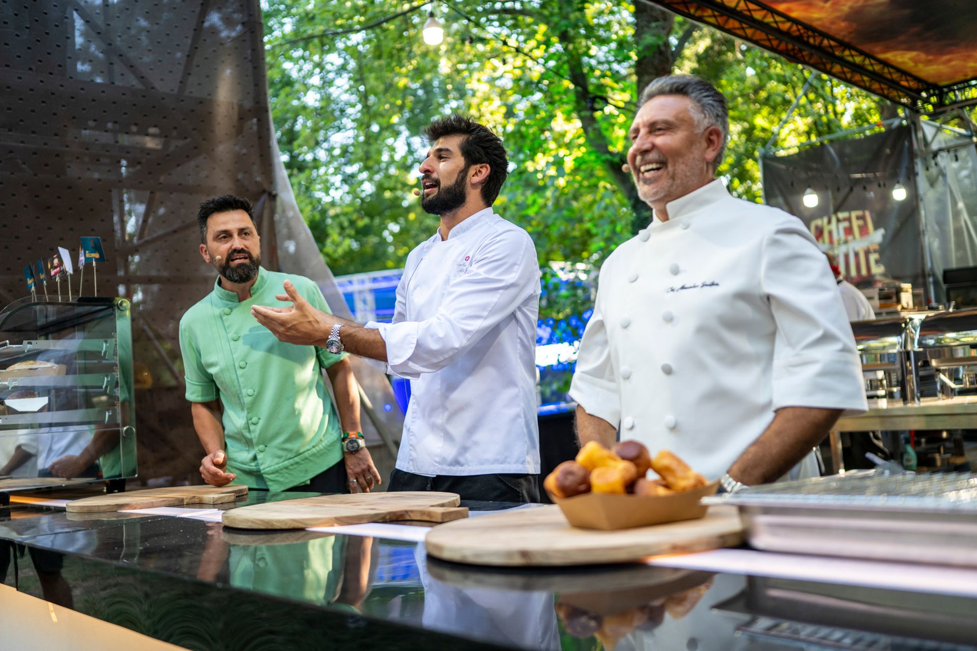 Cum au fost surprinși jurații de la „Chefi la cuțite” la Festivalul Summer Well 2025 de pe Domeniul Știrbey din Buftea
