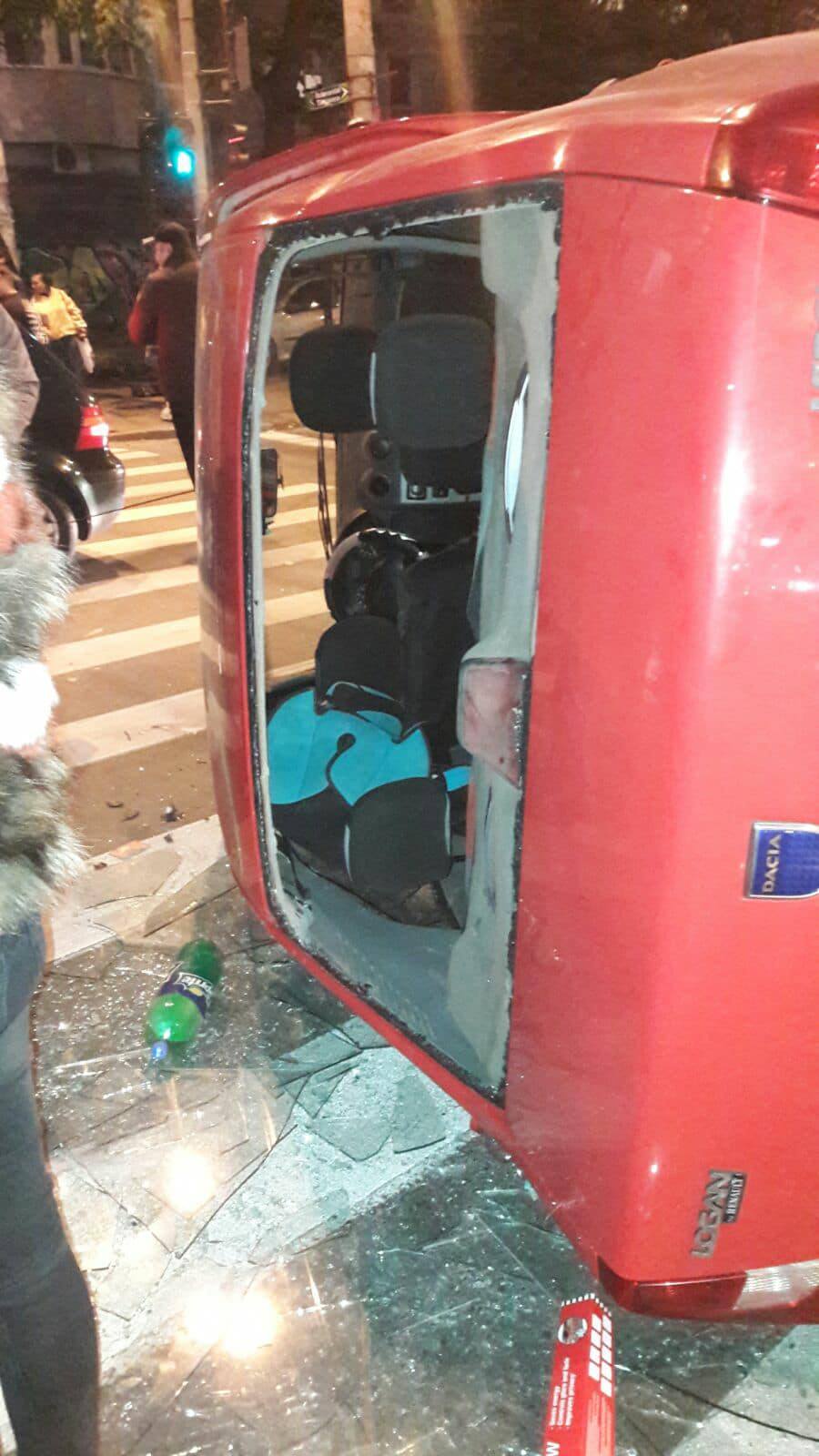 VIDEO / EXCLUSIV / Accident spectaculos în București. Un șofer s-a dat cu mașina peste cap