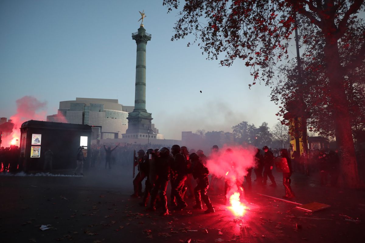 VIDEO | Ciocniri violente la Paris, între forțele de ordine și oamenii care protestează față de brutalitatea poliției