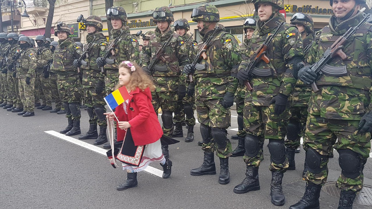 Militari în uniforme din Primul Război Mondial au defilat la Cluj de Ziua Națională. Mii de oameni din Ploiești au sărbătorit în ploaie Ziua Națională | FOTO&VIDEO