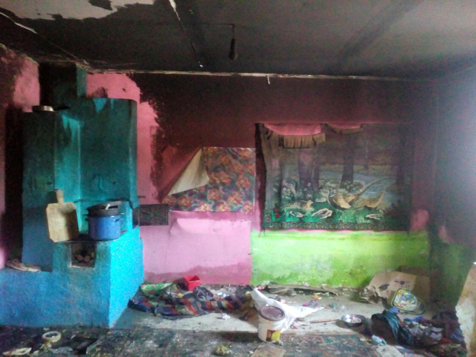 FOTO| Doi copii mici din județul Vaslui, răniți grav într-un incendiu izbucnit în locuință. Micuții erau singuri acasă