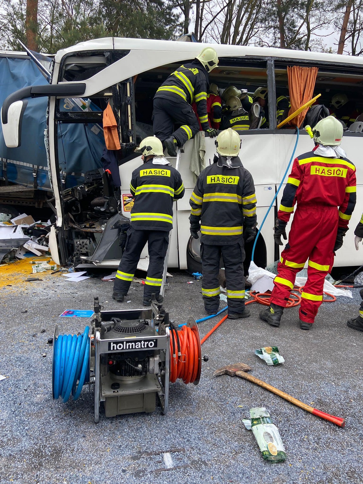 Șofer român de TIR șocat când a coborât din cabină, un autocar a intrat în camionul lui cu 100 km/h, în Slovacia. Un mort și 59 de răniți