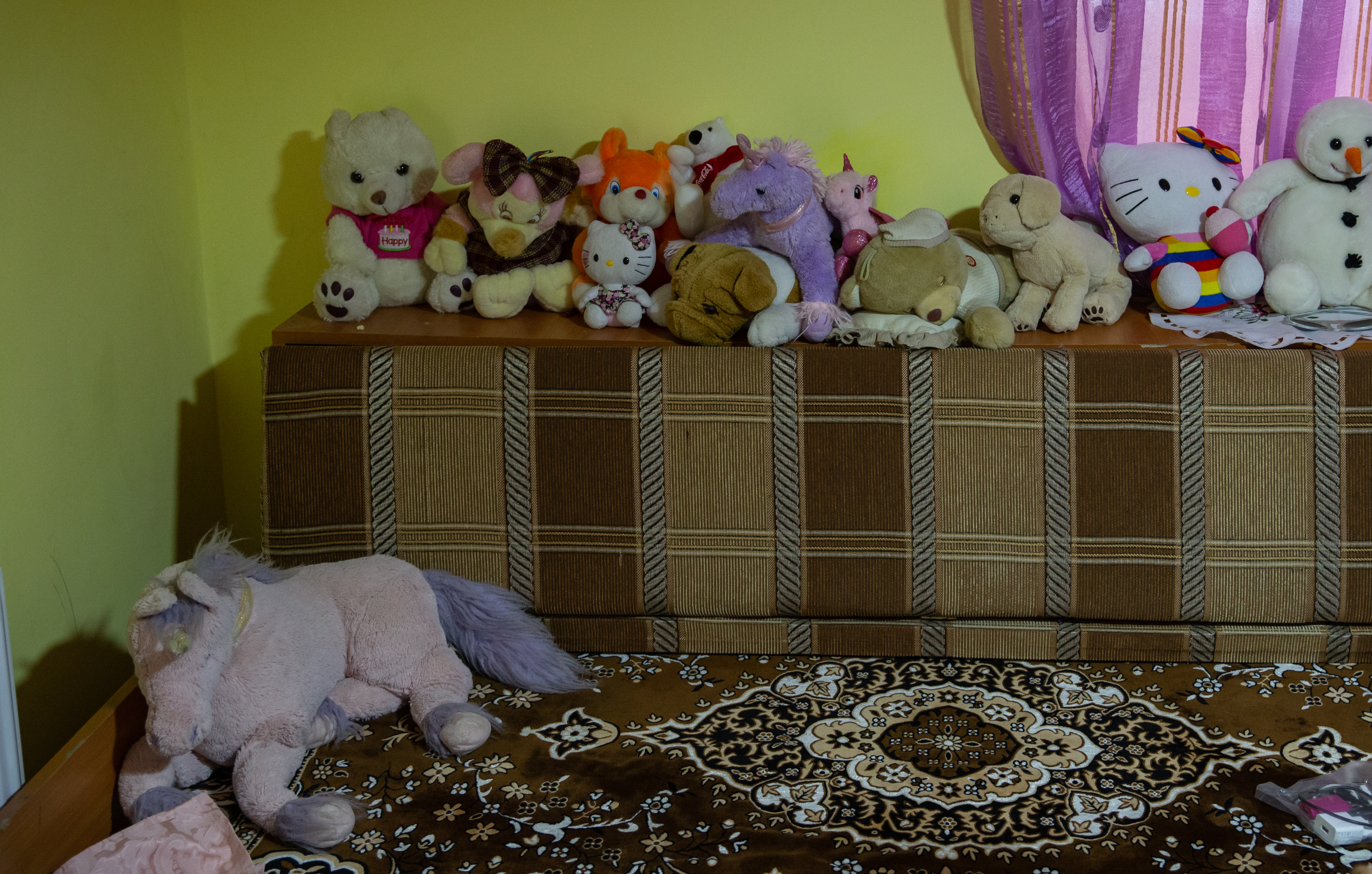 Voluntarii de la Casa Bună încearcă să ia copiii de la muncile câmpului și să-i așeze în fața computerului. “Sperăm să creştem dintre ei mici programatori”