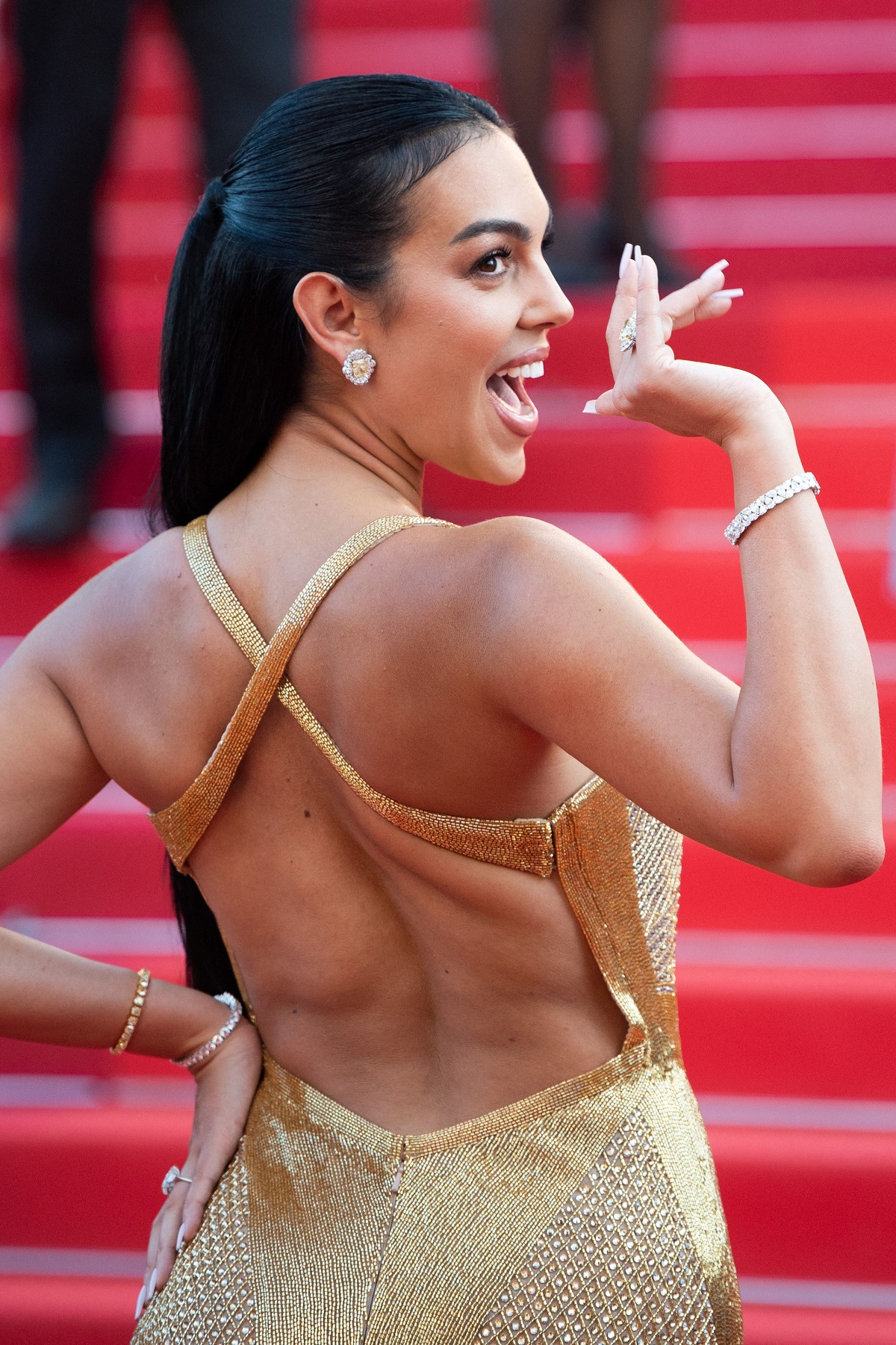 Iubita lui Cristiano Ronaldo, din avionul privat direct pe covorul roșu de la Cannes 2023. Și-a arătat formele într-o rochie de lux