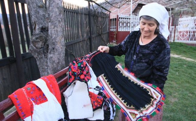Cămășile de nuntă din Ținutul Pădurenilor, straiele tradiționale pe cale de dispariție