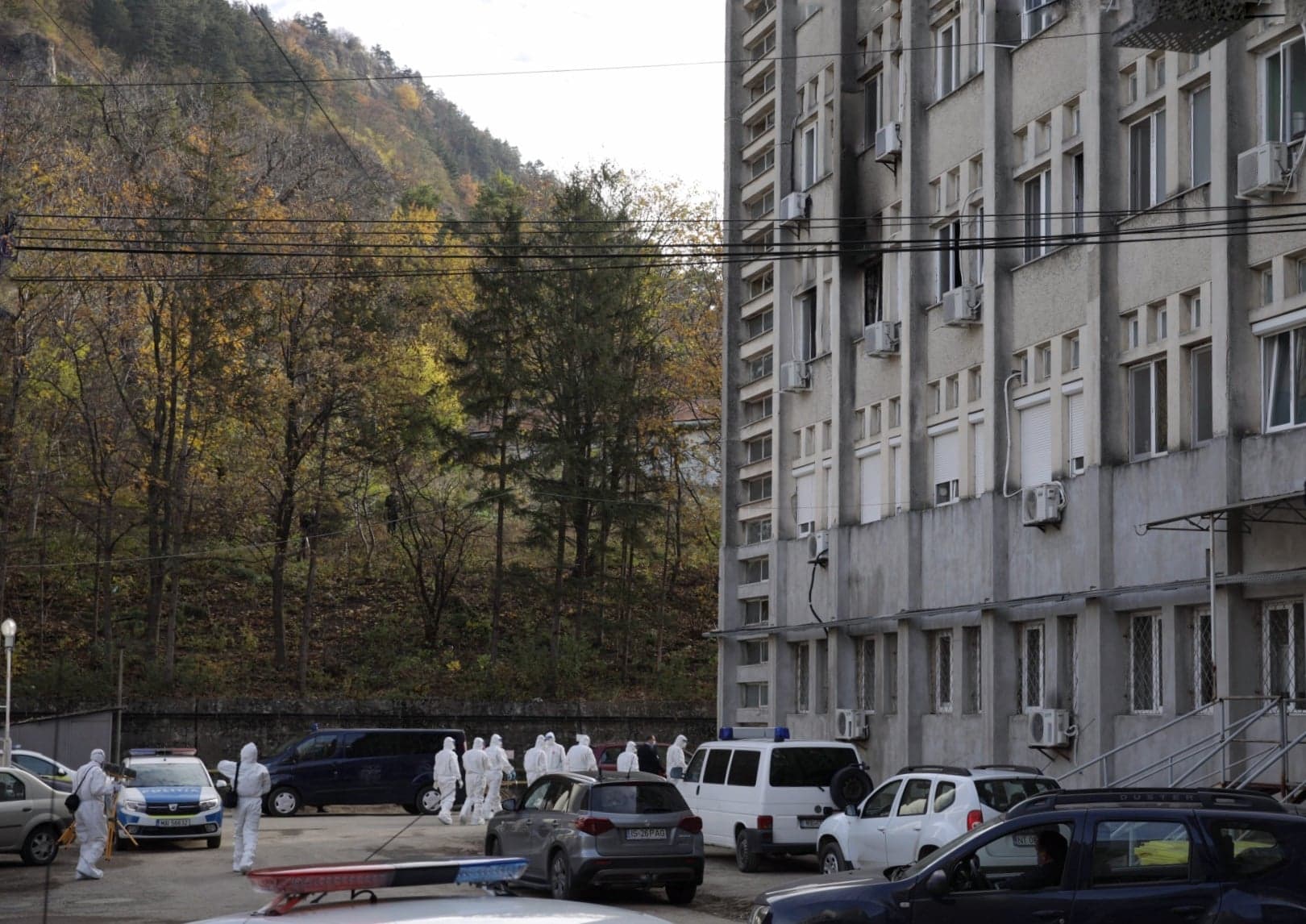 VIDEO | Imaginile durerii la Piatra Neamț. Rudele victimelor au venit la spital să-și ia acasă morții