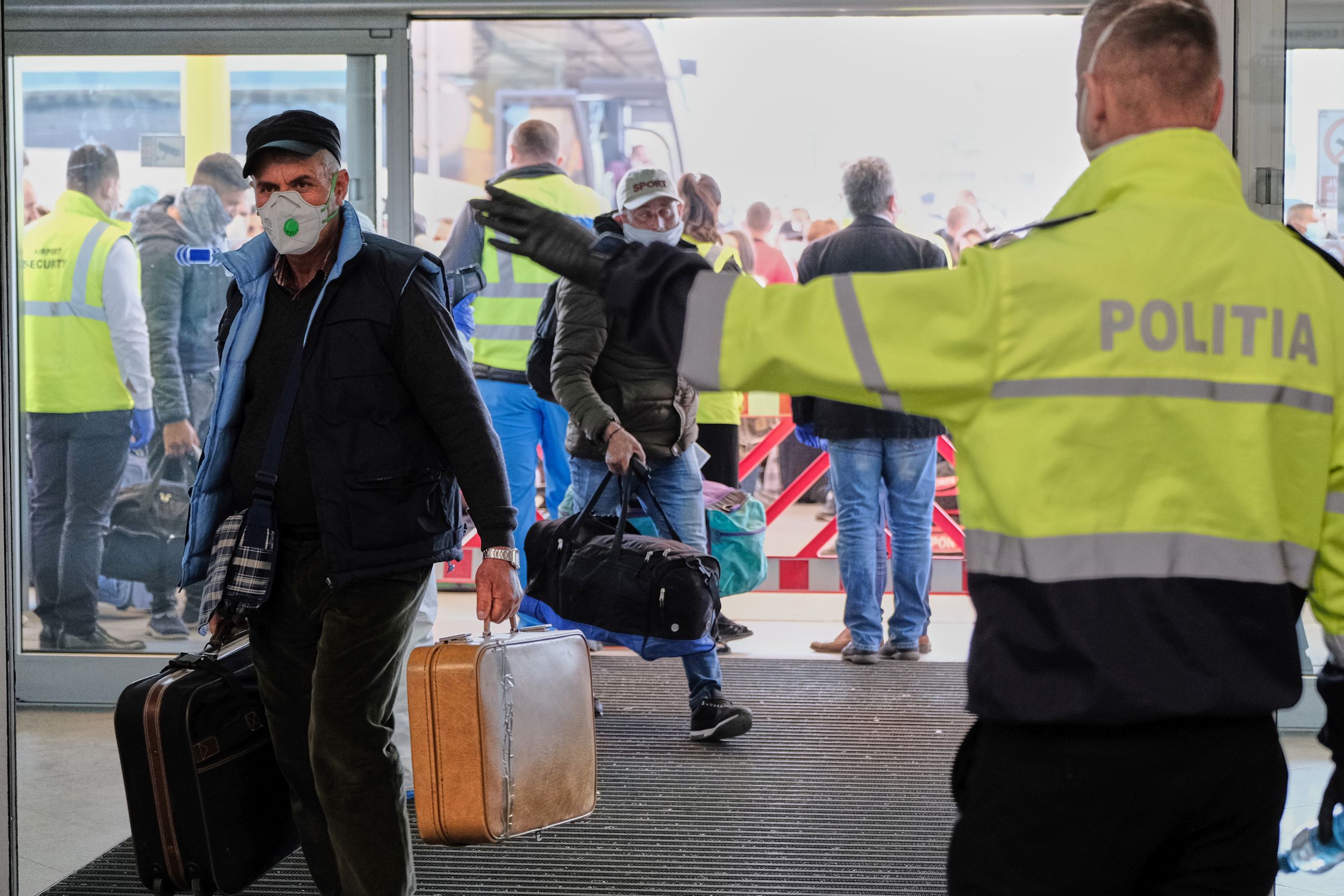 Imaginile zilei | Aglomerație pe aeroportul din Cluj: aproximativ 1.800 de oameni, înghesuiți în parcare. 12 curse decolează astăzi spre Germania