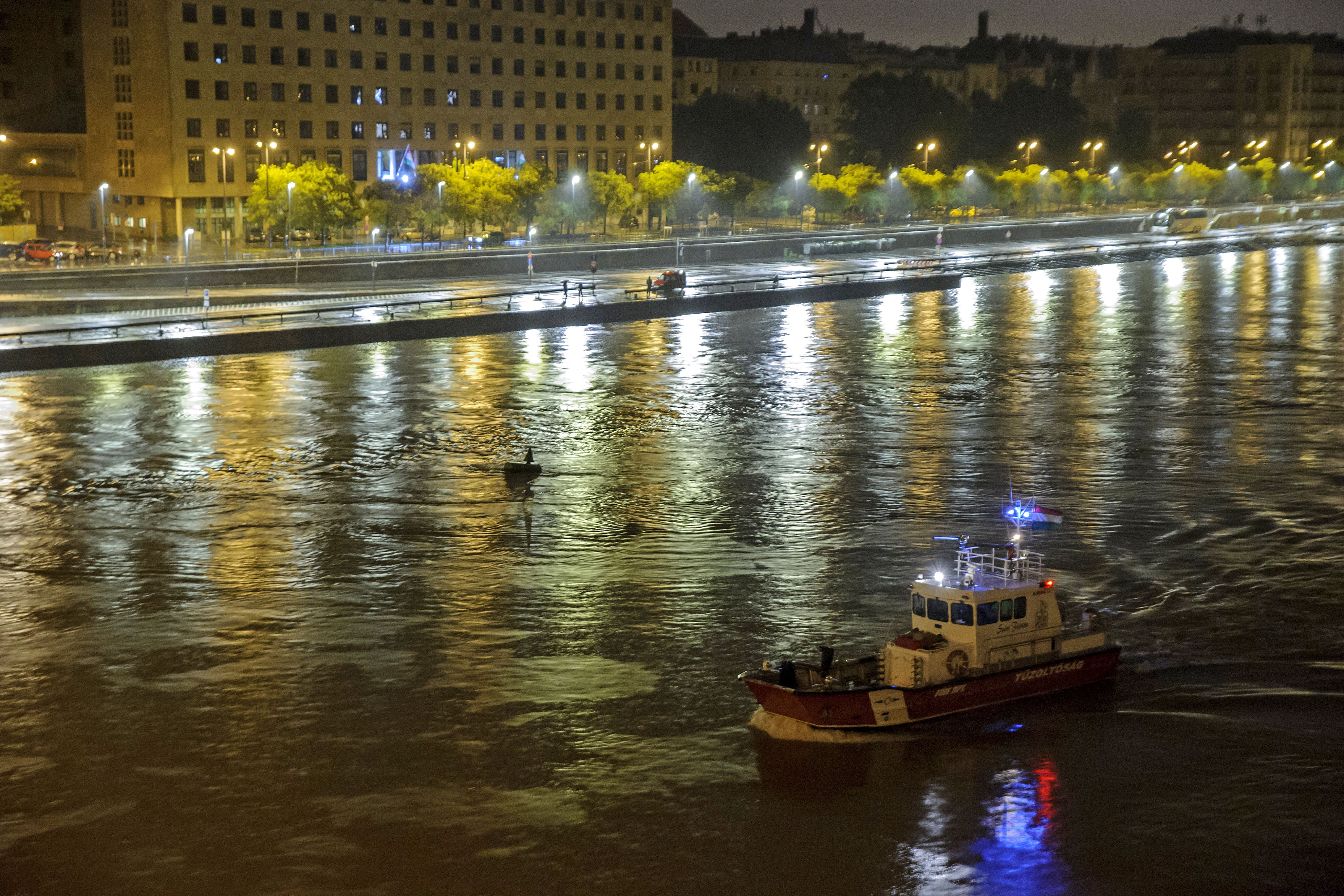 Șapte turiști au murit și alți 19 sunt dispăruți după ce un vapor turistic s-a scufundat în Dunăre la Budapesta
