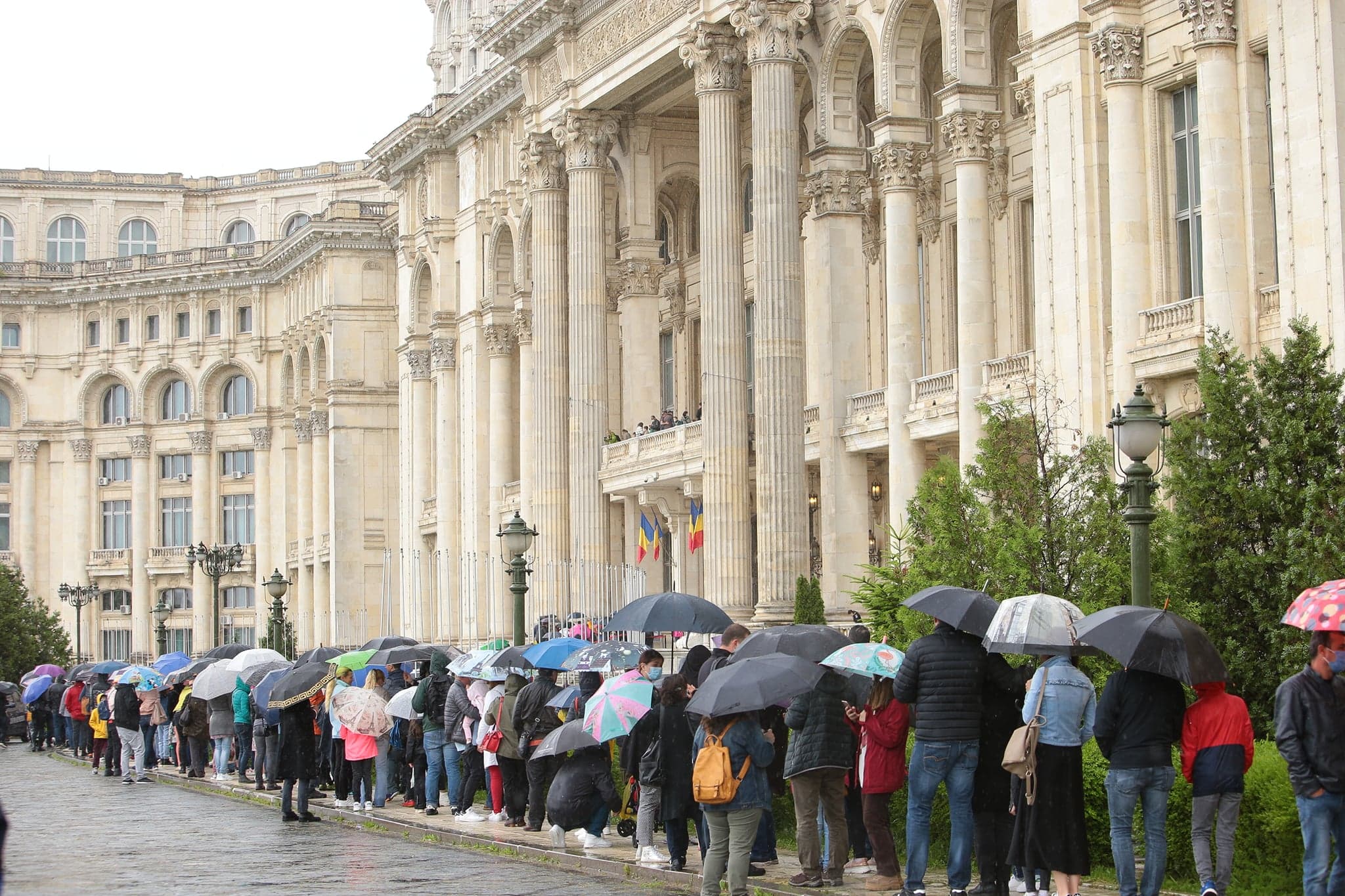 Cozi la Palatul Parlamentului, care poate fi vizitat gratuit astăzi, de Ziua Copilului