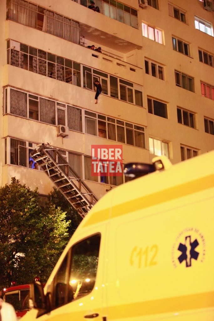 UPDATE: GALERIE FOTO/ Operațiune dramatică de salvare a femeii care amenința că se aruncă de la etajul al cincilea al unui bloc din Buzău