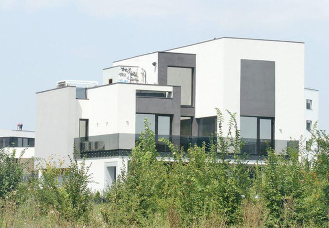 Imagini cu casa în care locuiește Liviu Vârciu cu familia lui. Vila de lux e dotată cu buncăr, dar și cu o sală de cinema cu 8 locuri
