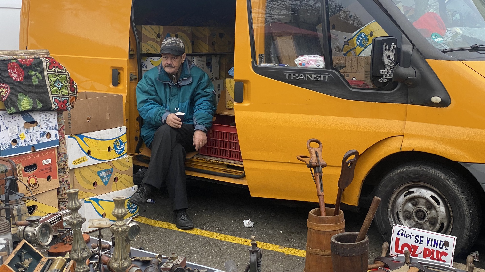 „Nu pot să trăiesc cu 450 de lei lunar”. Pentru a supraviețui, românii își vând pe prețuri de nimic cele mai dragi obiecte pe care le-au strâns o viață întreagă