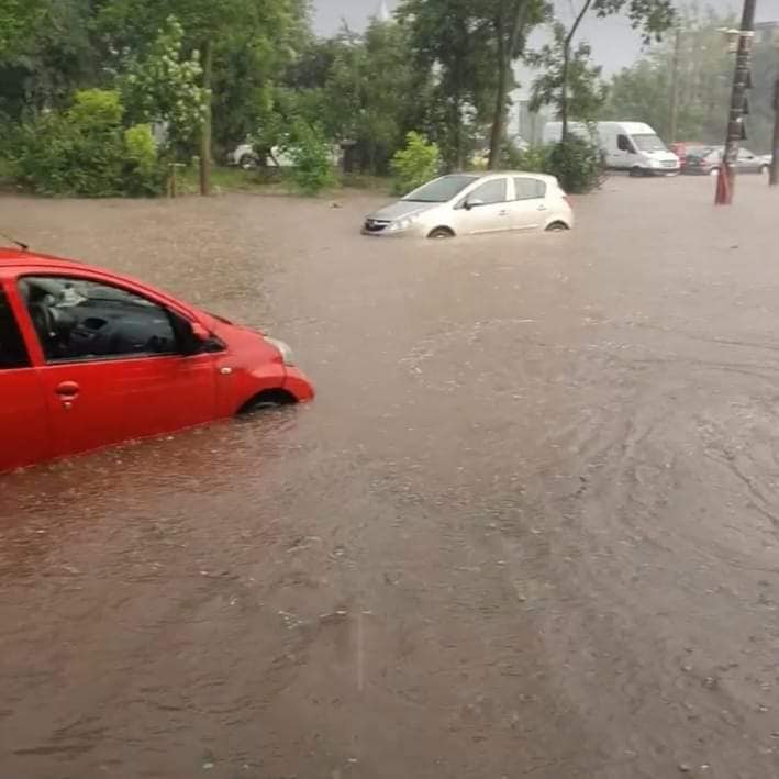 Orașul Galați a fost inundat după o rupere de nori. Apa de pe străzi, la jumătate de metru