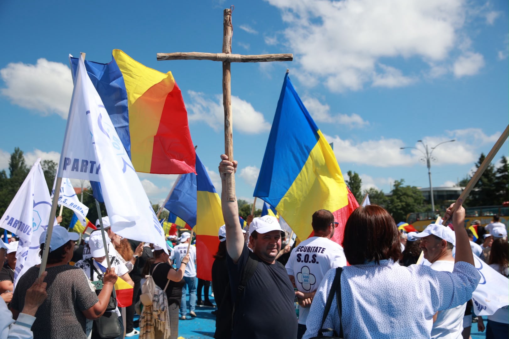 „Marșul Normalității”, condus de Diana Șoșoacă, a adunat câteva sute de oameni: scandări împotriva minorităților și a lui Ilie Bolojan