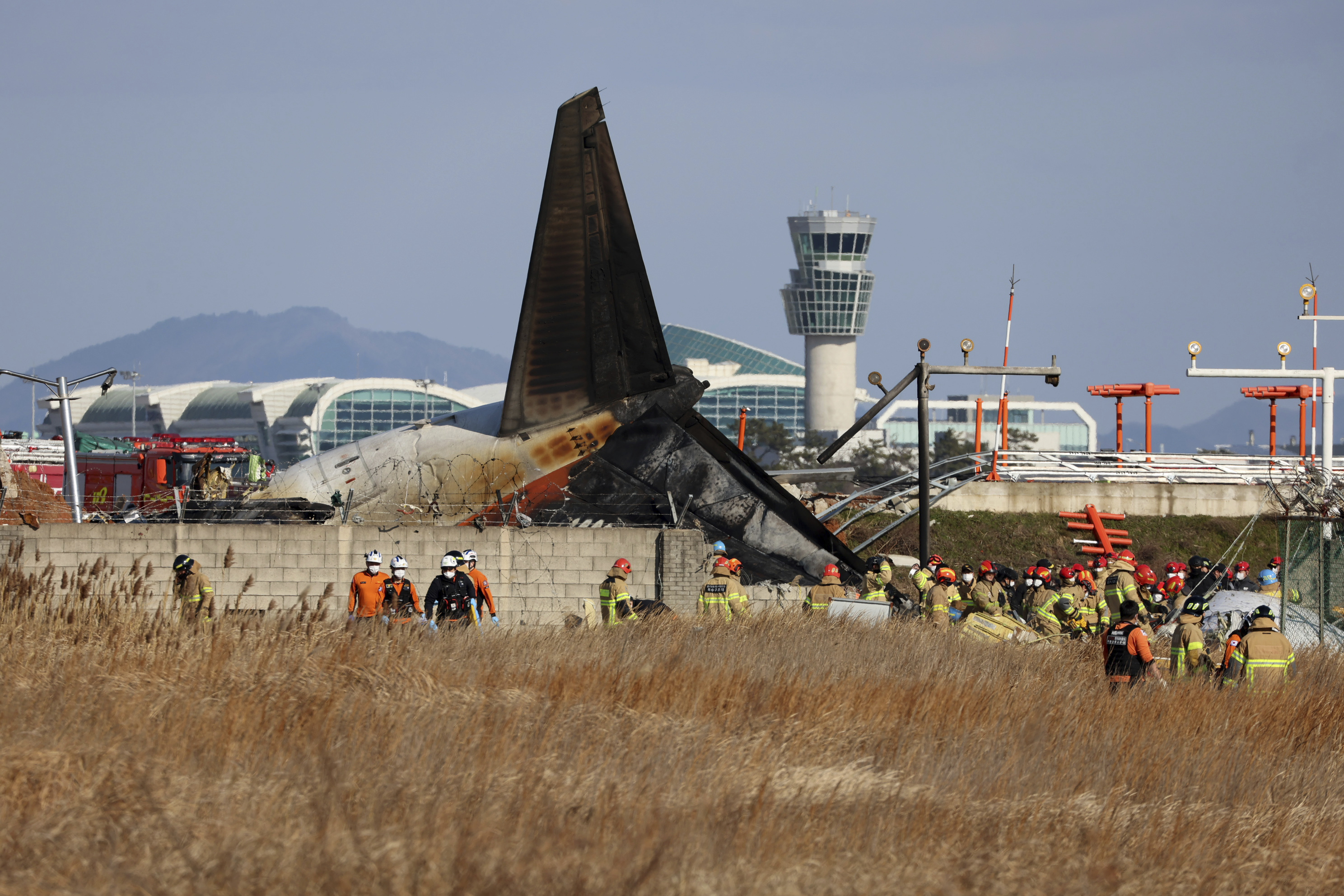 Un avion de pasageri s-a prăbușit în Coreea de Sud și s-a lovit de un zid. O explozie la unul dintre motoare, surprinsă de un martor