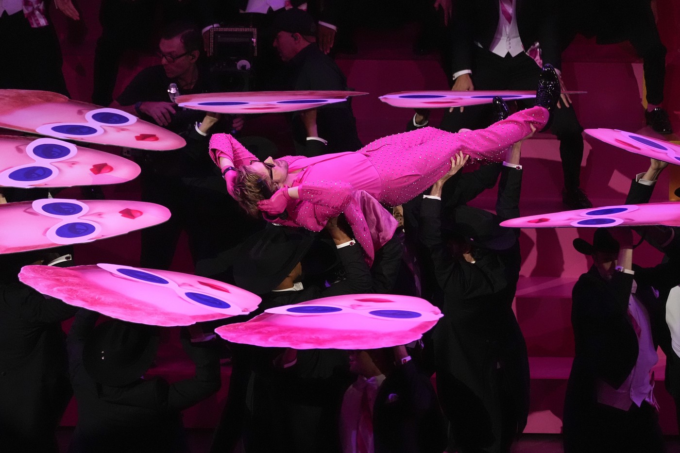Ryan Gosling, într-un costum roz strălucitor pentru reprezentația epică de la Premiile Oscar 2024. A cântat „I’m Just Ken” din filmul Barbie | VIDEO