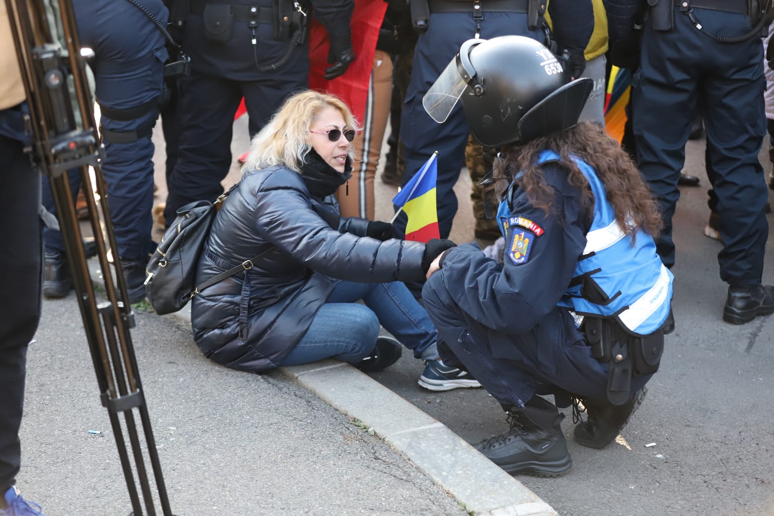 Patru dosare penale şi cinci amenzi, după protestul din Piaţa Victoriei. Jandarmii au folosit gaze lacrimogene