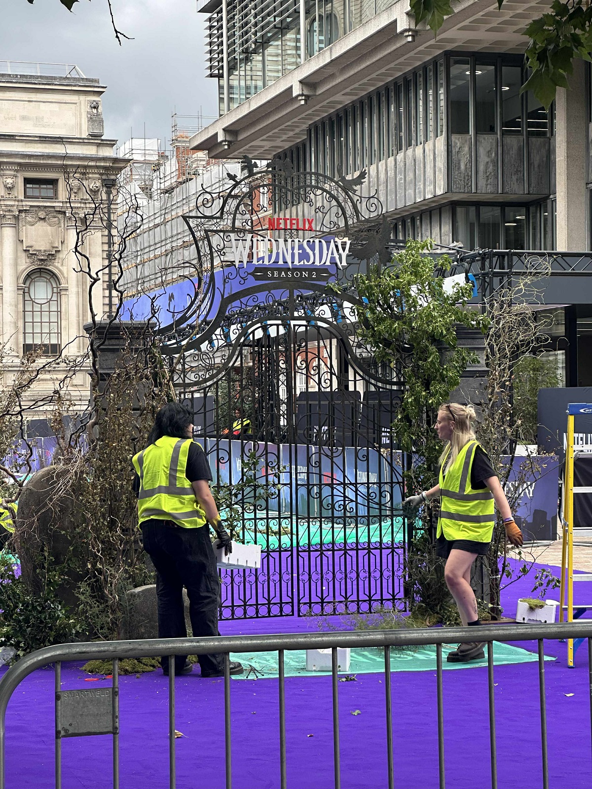 Imagini din centrul Londrei, unde a avut loc premiera serialului „Wednesday”, sezonul 2. Aici, pe covorul mov, au defilat Jenna Ortega și Catherine Zeta-Jones