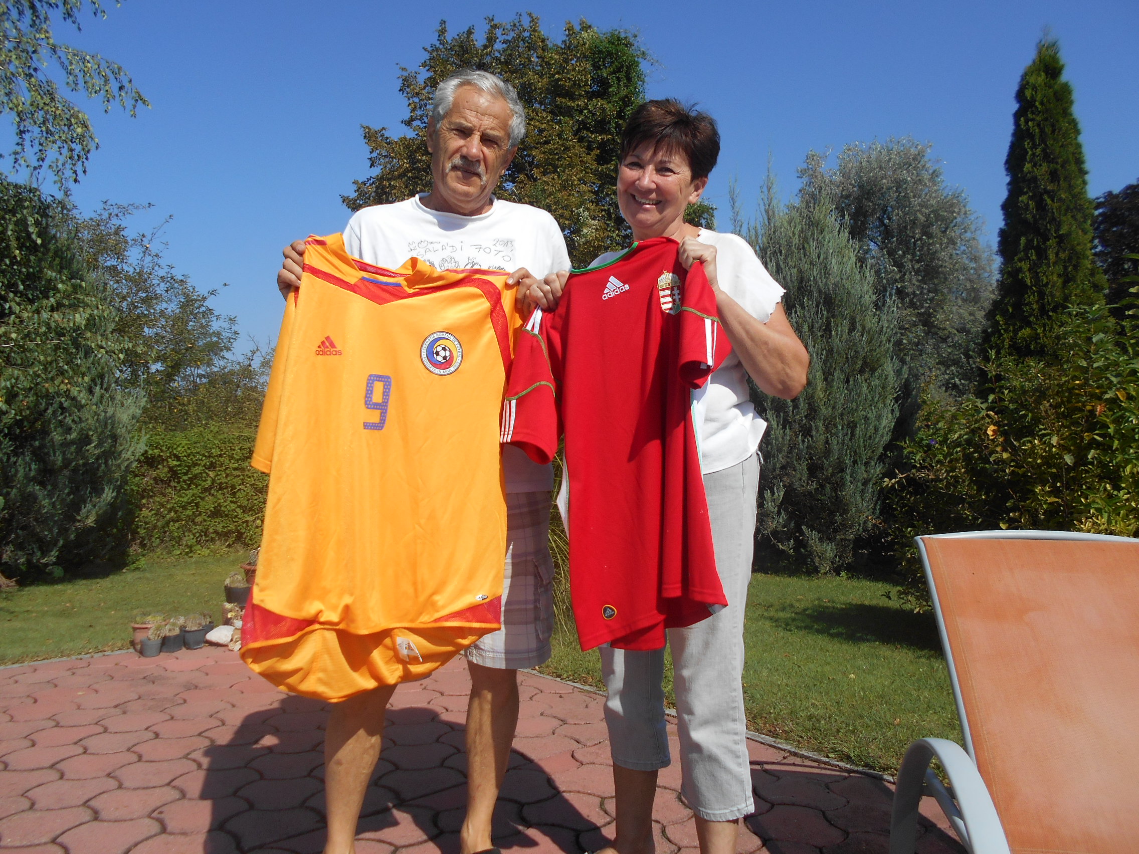 PRELIMINARIILE EURO 2016, UNGARIA - ROMÂNIA (vineri, ora 21.45, TVR 1). Superreportaj la Hernad, lângă Budapesta, acasă la Istvan Bölöni. Fratele lui Loți e primul fotbalist și primul stomatolog al familiei. ^”Mă consider ungur, dar va fi 1-1! Vreau ambele echipe la Euro” / GALERIE FOTO