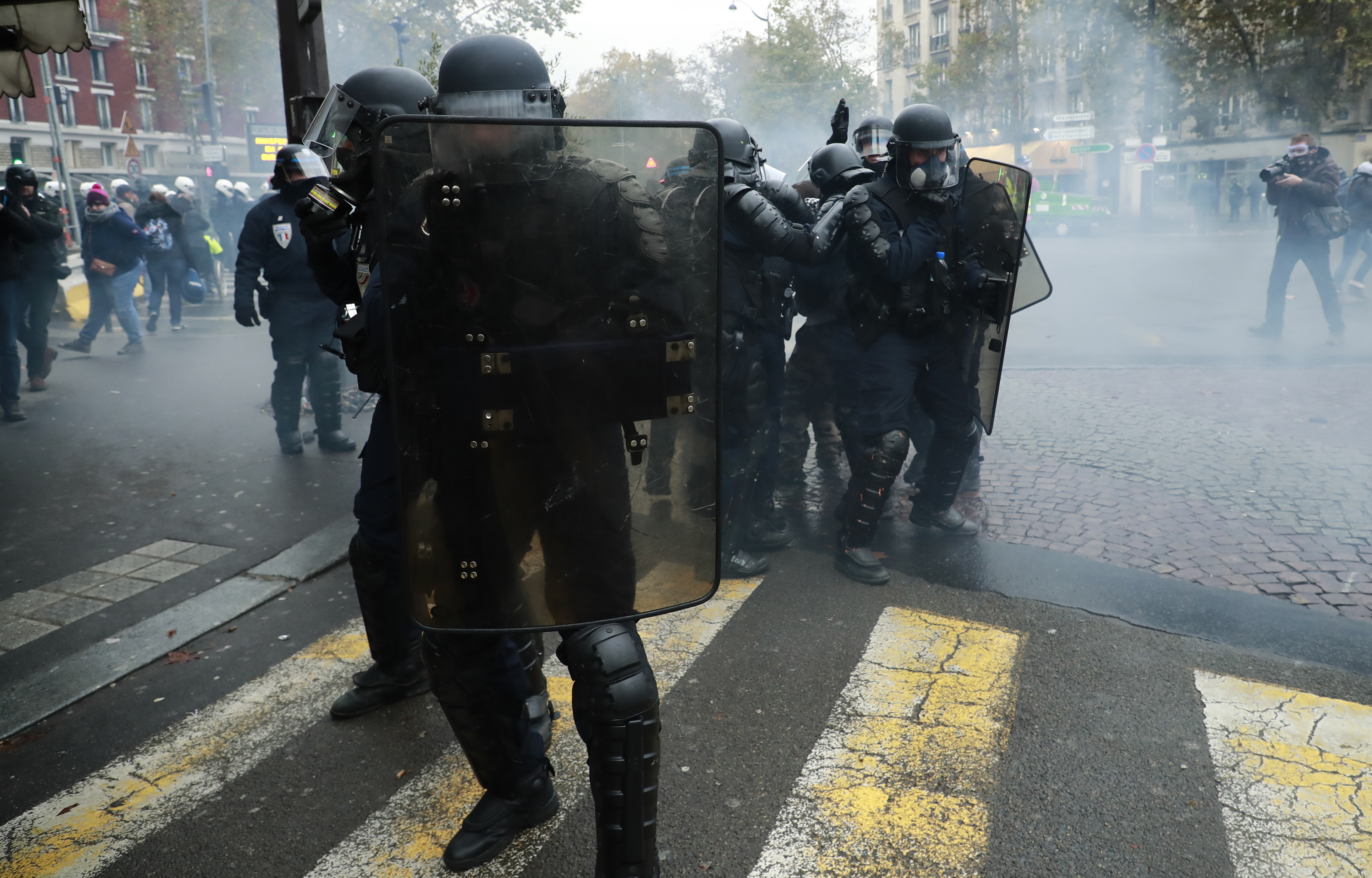 UPDATE | Noi violențe la Paris, la aniversarea unui an de la protestele „Vestelor Galbene”. Polițiștii au folosit gaze lacrimogene și au reținut peste 100 de persoane