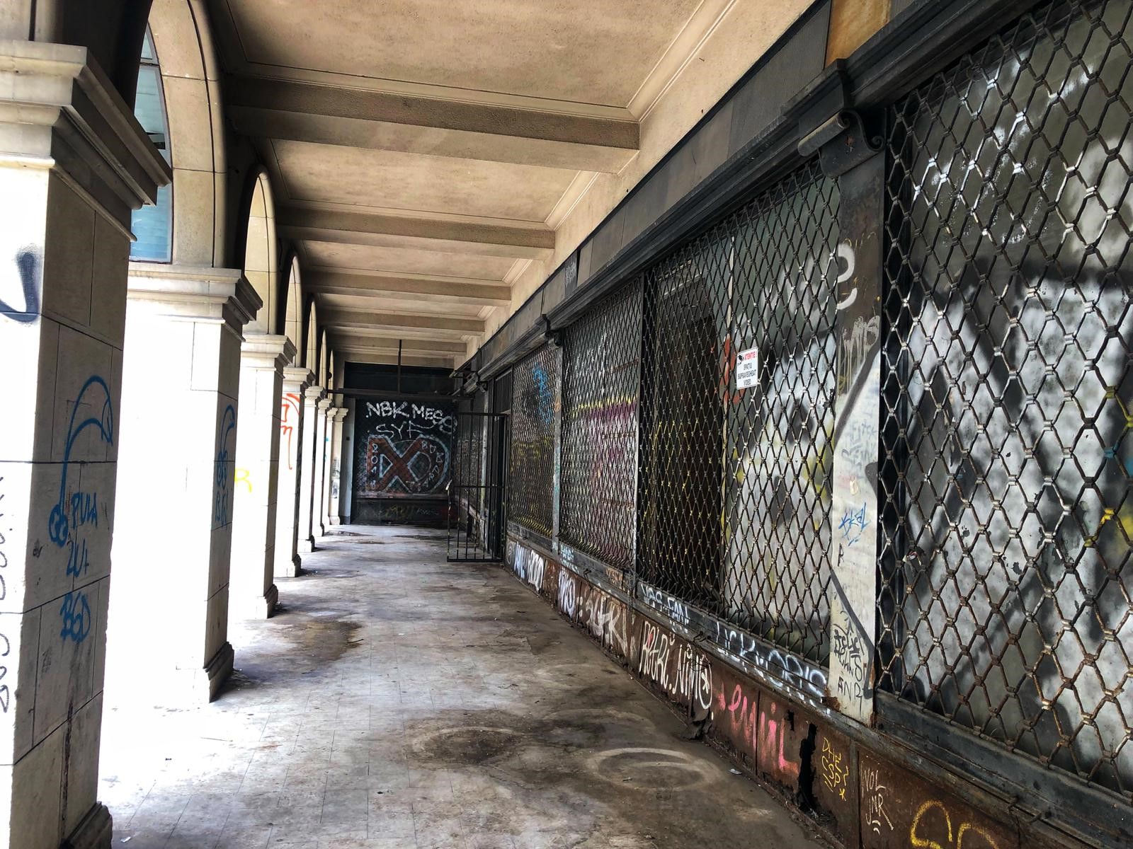 Blocul Rosenthal de pe Calea Victoriei intră în reparații. Fostul sediu al Băncii de Comerț Exterior, lăsat în paragină în ultimii 20 de ani / FOTO