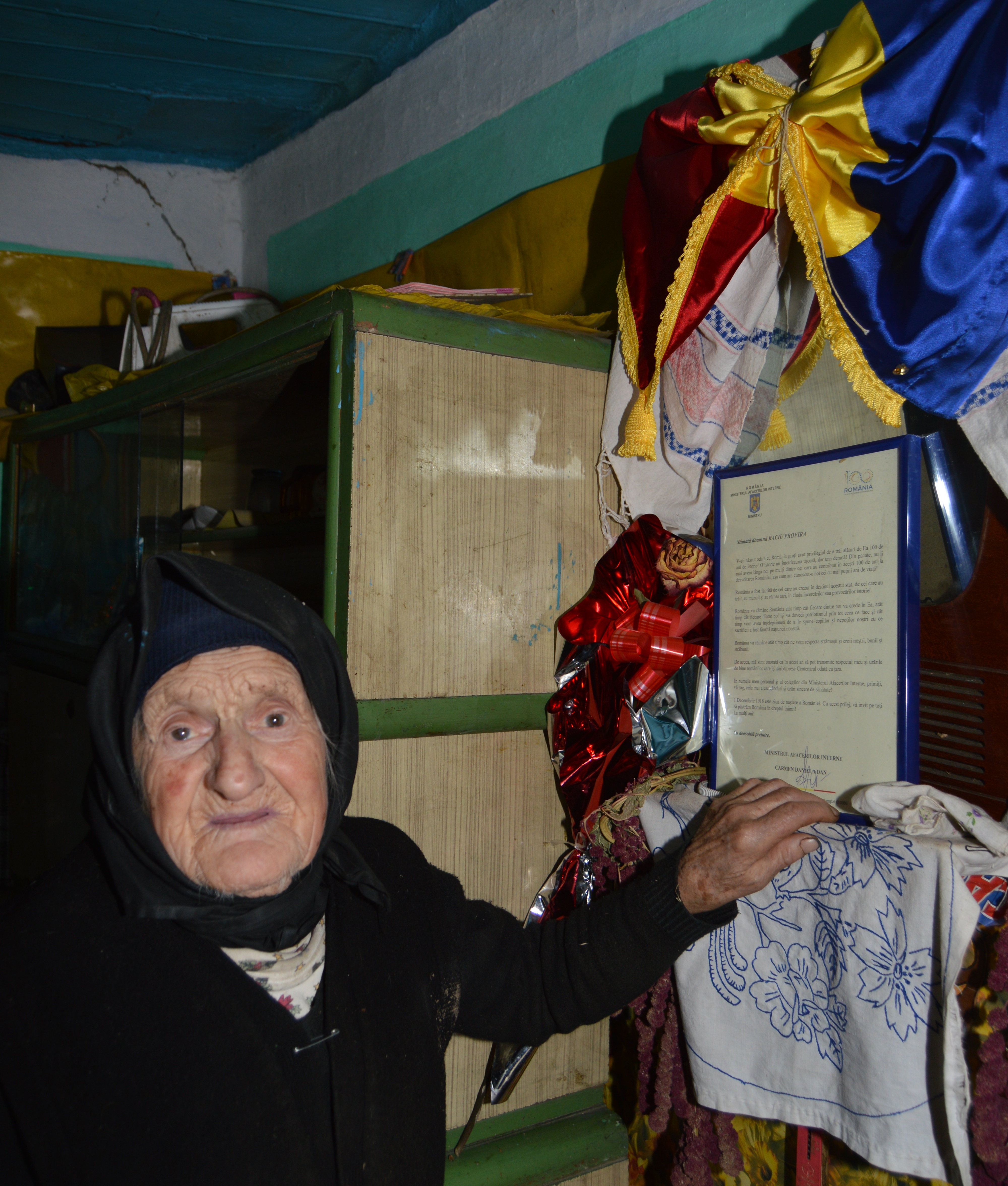 GALERIE FOTO/ Profira Baciu sărbătorește Ziua Națională cu urechea lipită de radio și are un mesaj pentru guvernanți: "Să ne aducă acasă  copiii din străinătate"