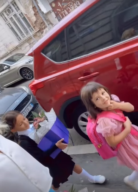Andreea Bălan și George Burcea, prezenți în prima zi de școală a fetelor. Cum s-au pozat alături de Ella și Clara