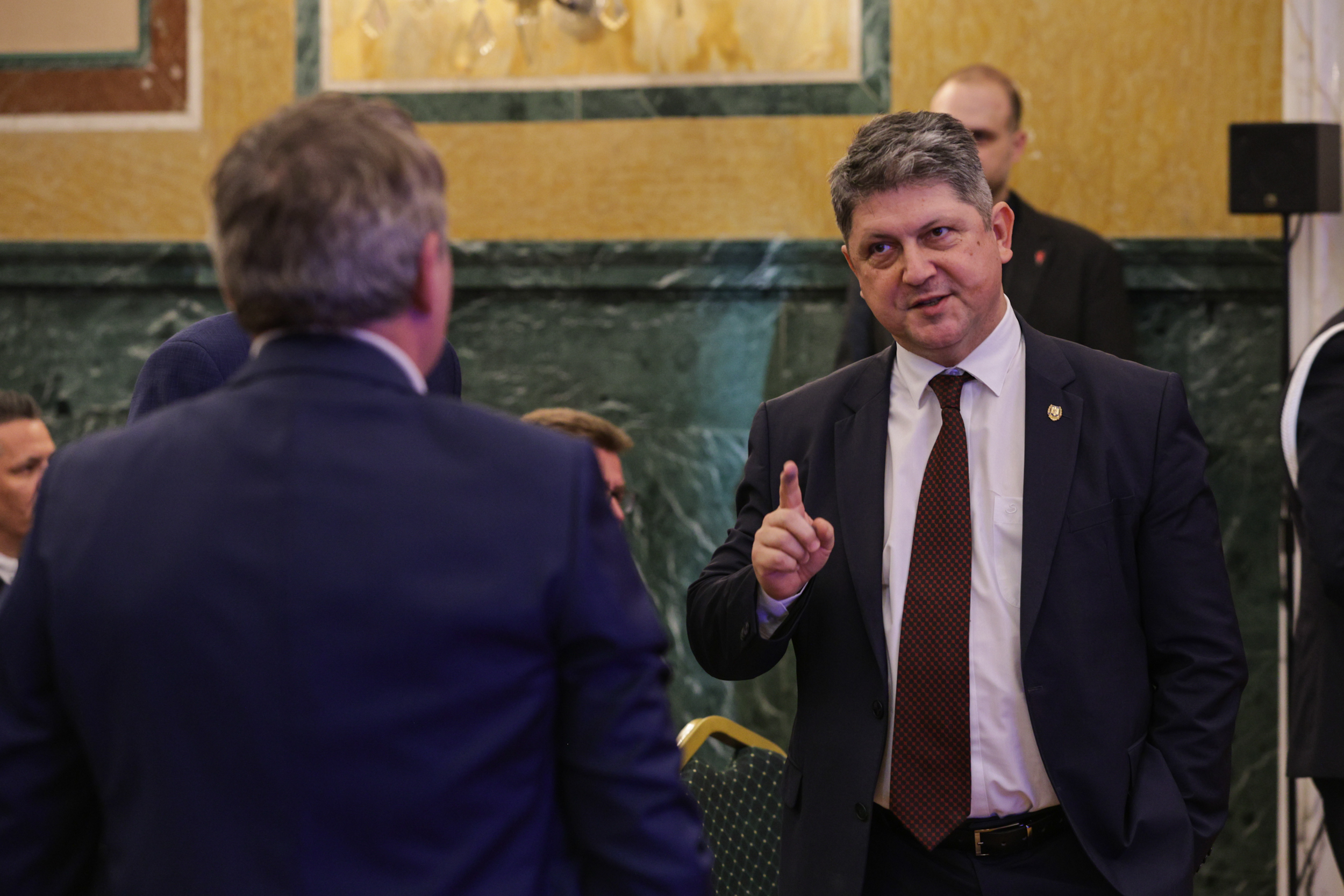 Românii pot călători în SUA fără vize din 31 martie. Decizia, oficializată de Marcel Ciolacu, ambasadoarea SUA și Hagi: „Un moment istoric”