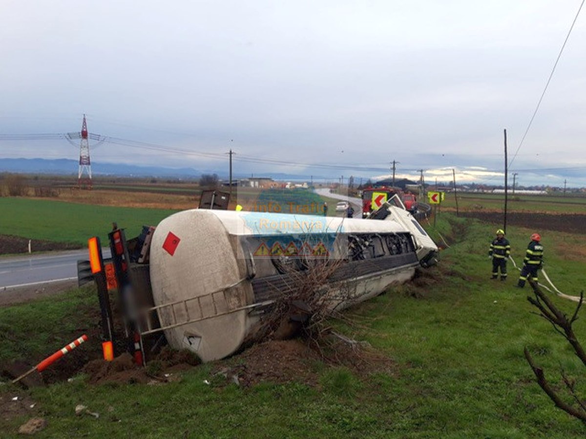 Două autocisterne, dintre care una plină cu motorină, s-au răsturnat pe șoselele din România