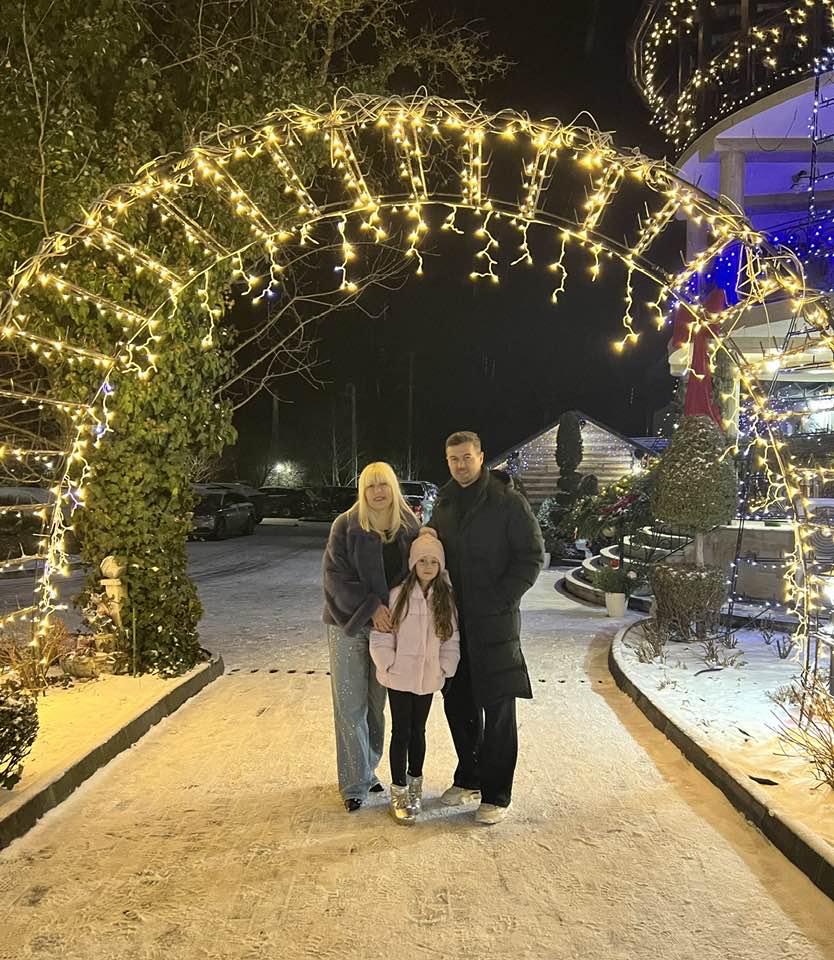 Elena Udrea, apariție spectaculoasă în rolul de nașă. Imagini cu rochia roșie cu trenă aleasă pentru marele eveniment