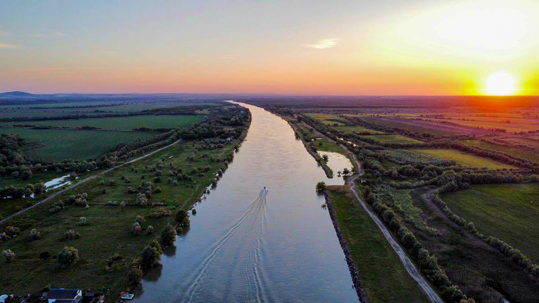 Cum arată insula privată cu resort de lux din Delta Dunării care a fost scoasă la vânzare cu o reducere de 54%. Cât costă întreaga proprietate