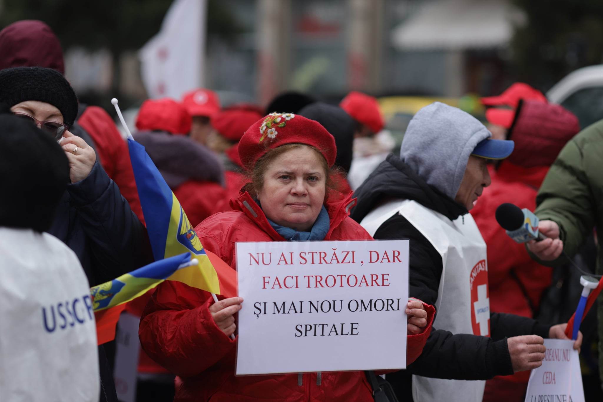 Protest Sanitas la Ministerul Transporturilor. Angajații se tem că Grindeanu va renunţa la spitalele din subordine