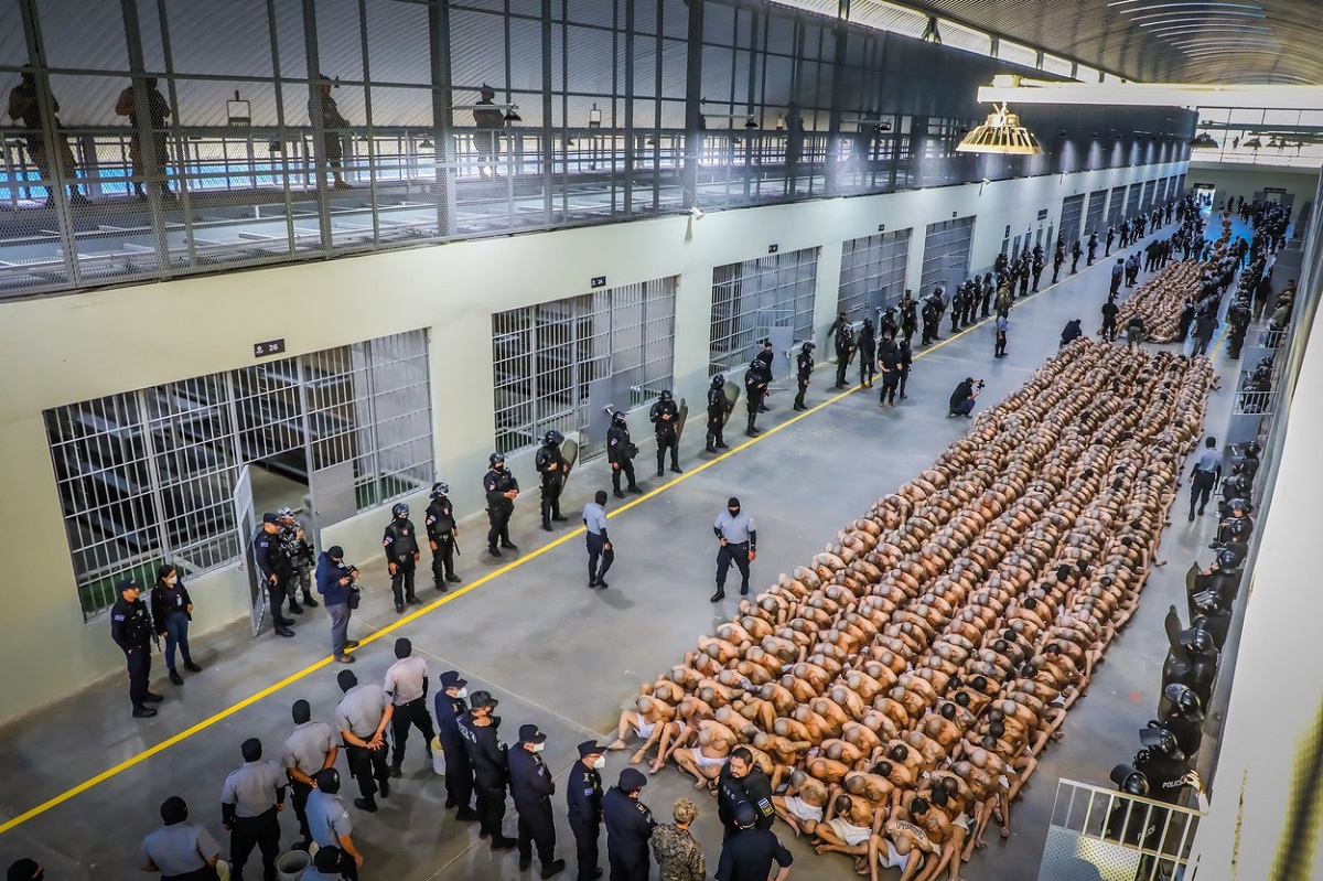 Mii de membri ai bandelor au fost mutați într-o nouă „megaînchisoare”, cea mai mare din America, după ce au fost capturați în El Salvador