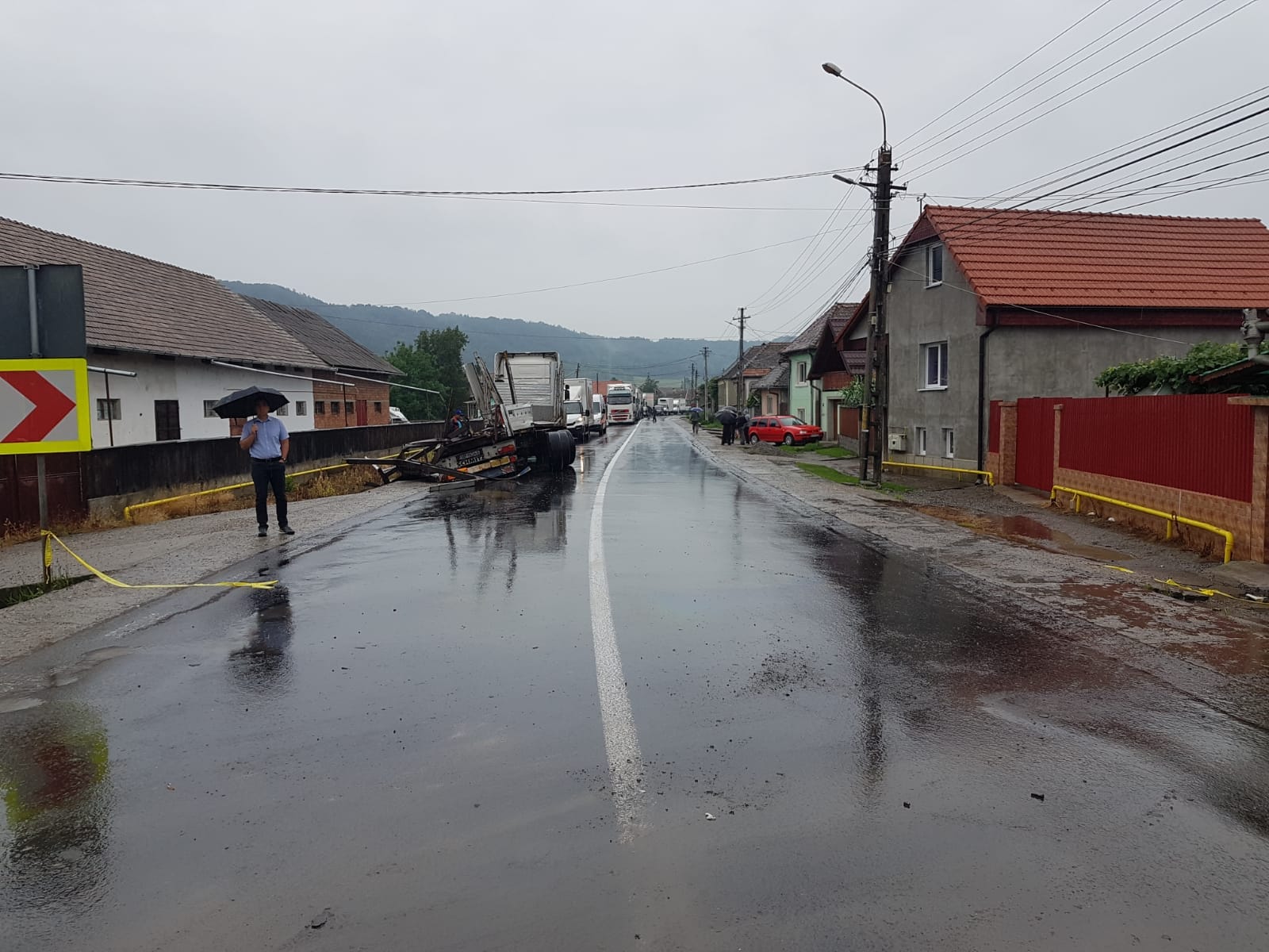 Circulaţie blocată între Sighişoara şi Târgu Mureş după ce două TIR-uri s-au ciocnit/ GALERIE FOTO