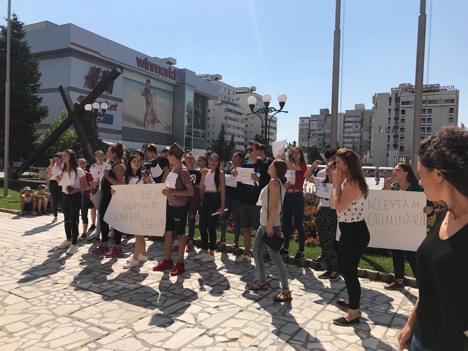 VIDEO&FOTO/ Protest în stradă al liceenilor, la Buzău. Autoritățile vor să îi mute în altă locație sau să îi comaseze