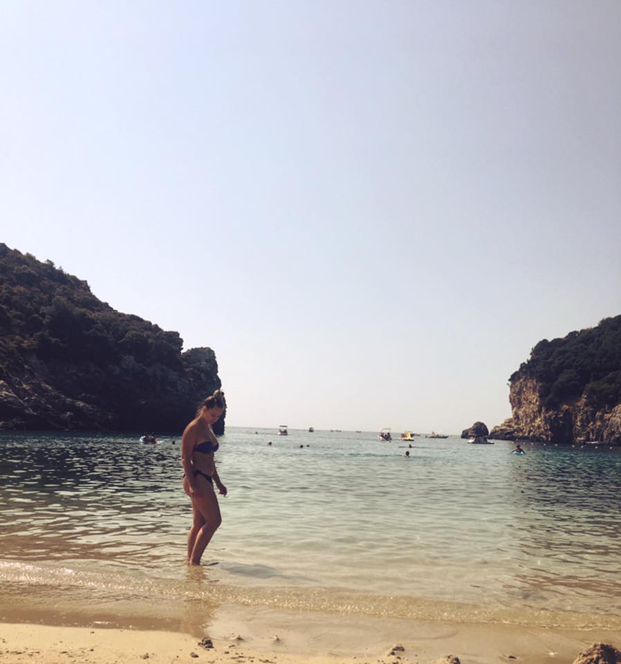 Ce frumusețe se pregătește să apare țara cu arma în mână. Studenta sexy de la MApN | FOTO