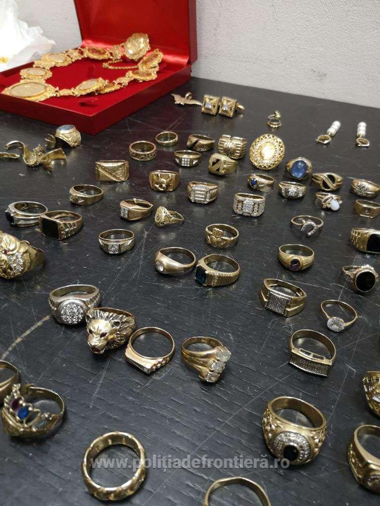 Trei kilograme de bijuterii, găsite în șosetele unui copil! Captură uriașă pe Aeroportul Cluj-Napoca