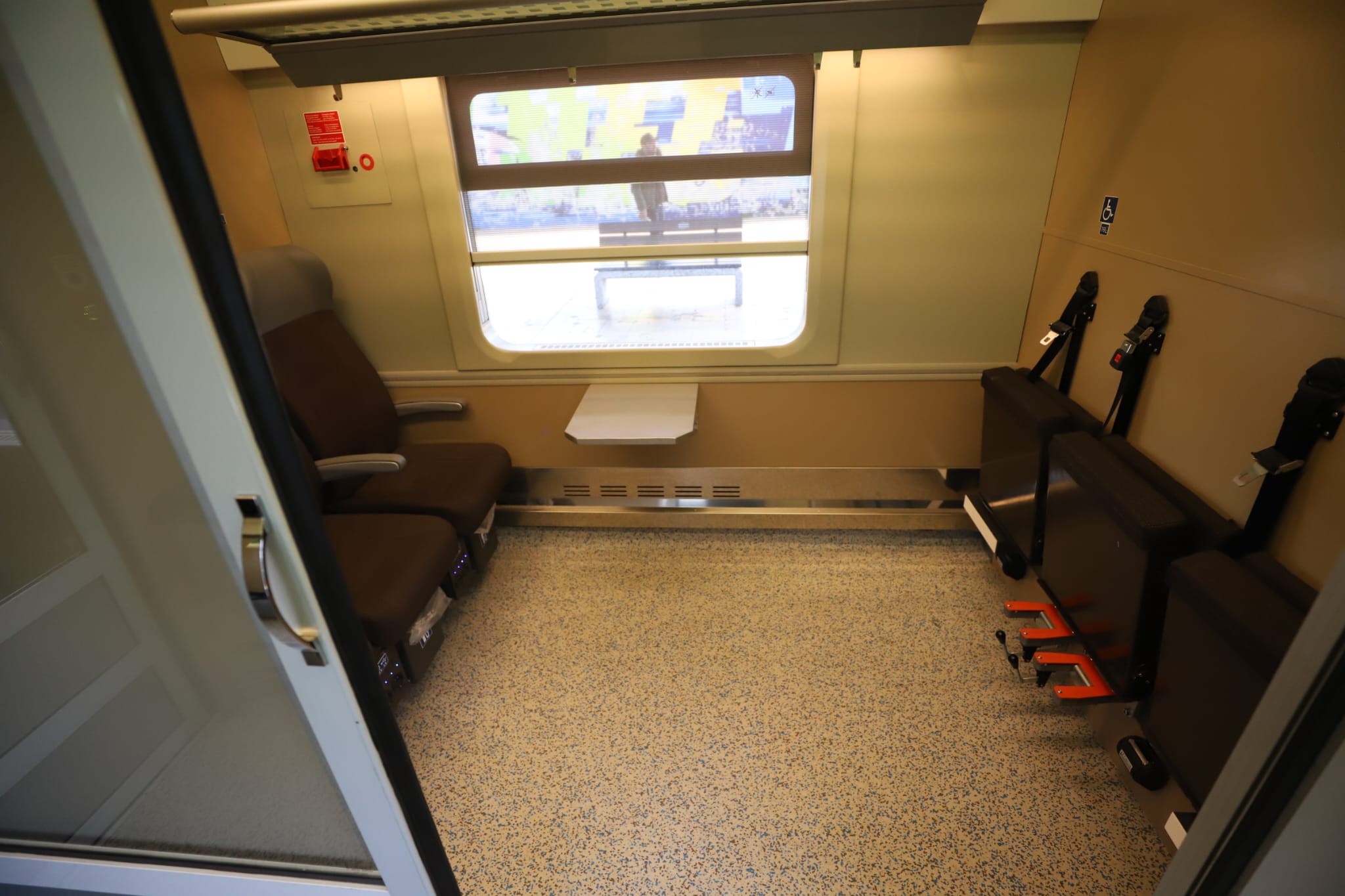 Viteză, confort și lift pentru persoane cu dizabilități. Primul tren modernizat complet circulă de astăzi pe ruta București-Constanța