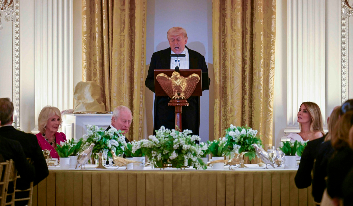 „Dacă nu eram noi, vorbeați franceza”. Schimbul de ironii dintre regele Charles și Donald Trump