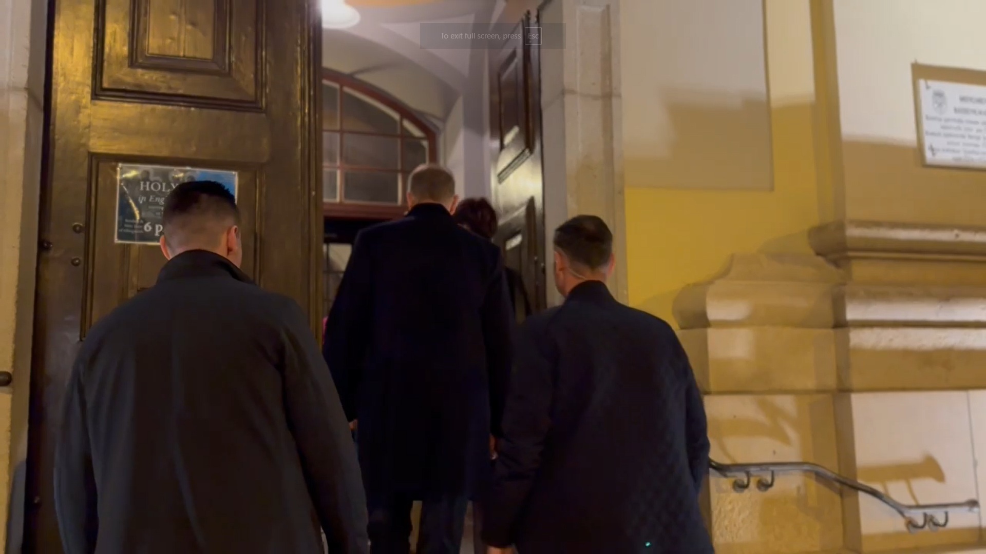 Klaus Iohannis a râs și a refuzat să dialogheze cu presa de Paște, la Sibiu, la două luni după demisia din funcția de președinte